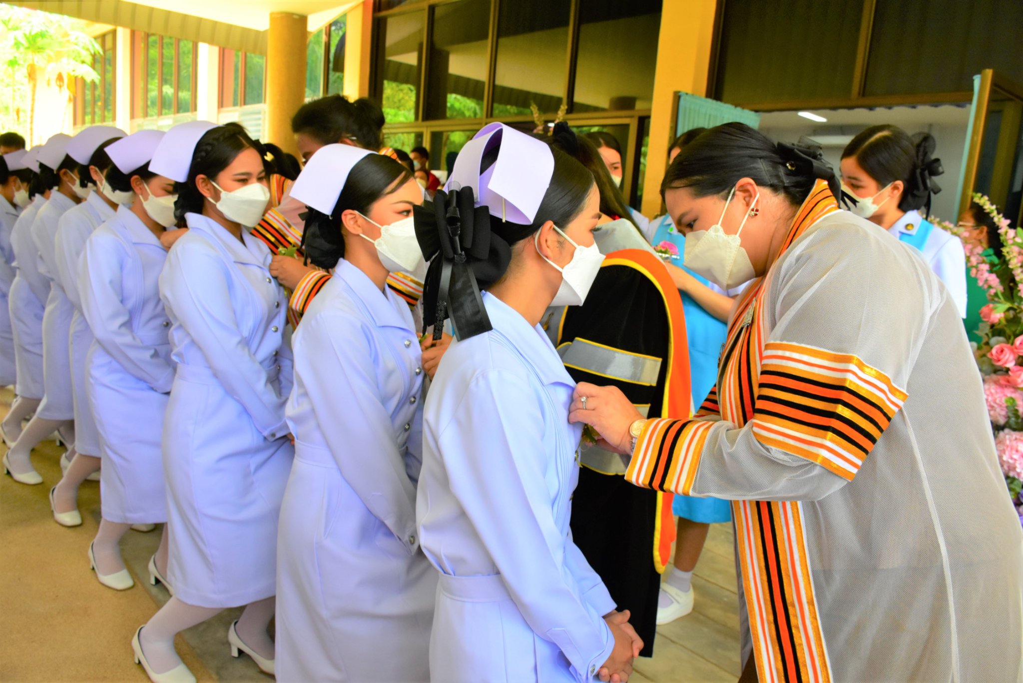 พิธีมอบหมวกและเสื้อเข็มสถาบันแก่ผู้สำเร็จการศึกษา หลักสูตรพยาบาลศาสตรบัณฑิต รุ่นที่ 6