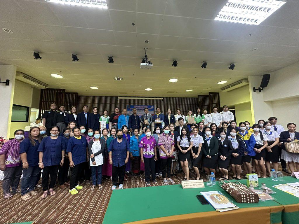 คณะบริหารธุรกิจและการบัญชี มหาวิทยาลัยราชภัฏร้อยเอ็ด รับส่งมอบผลิตภัณฑ์ให้มหาวิทยาลัยราชภัฏร้อยเอ็ด โดยกลุ่มชุมชน