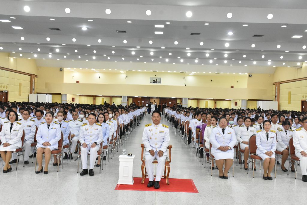 จัดพิธีถวายเครื่องราชสักการะและวางพานพุ่ม และพิธีถวายพระพรชัยมงคล