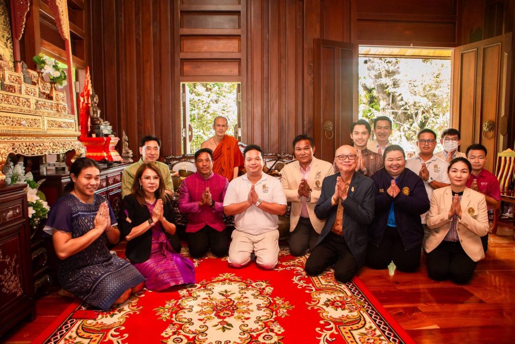 เข้ากราบนมัสการและปรึกษาพระราชวัชราวิทยาคม (พระอาจารย์ต้อม วัดท่าสะแบง จังหวัดร้อยเอ็ด) 