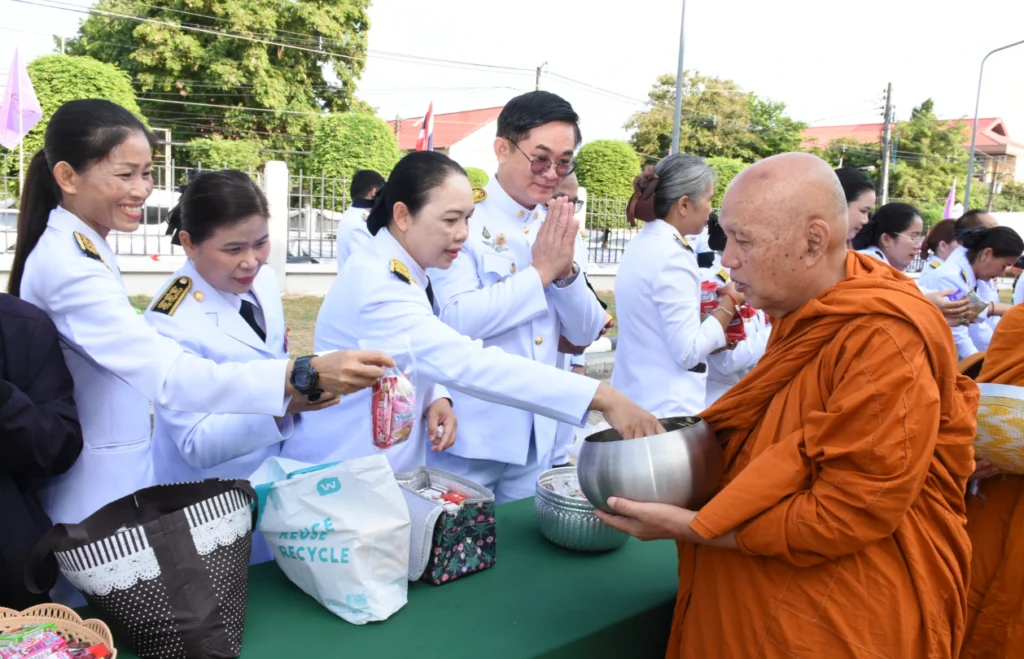 ร่วมพิธีเจริญพระพุทธมนต์และทำบุญตักบาตรถวายพระราชกุศล